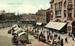 2647 Gezicht op de noordoosthoek van het Vredenburg te Utrecht, tijdens een aardappelmarkt, met rechts hotel ...